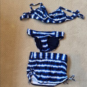 Athleta Blue and White Tie-Dye Swimsuit Set